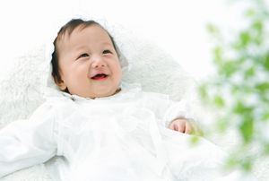 白い服の赤ちゃん